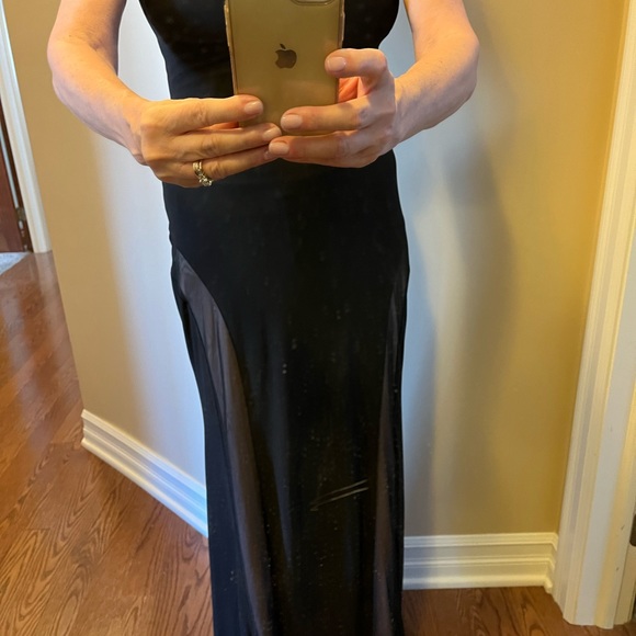 Woman’s gown - Picture 3 of 7